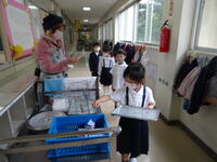 お盆を取るときも、間をあけて順番に